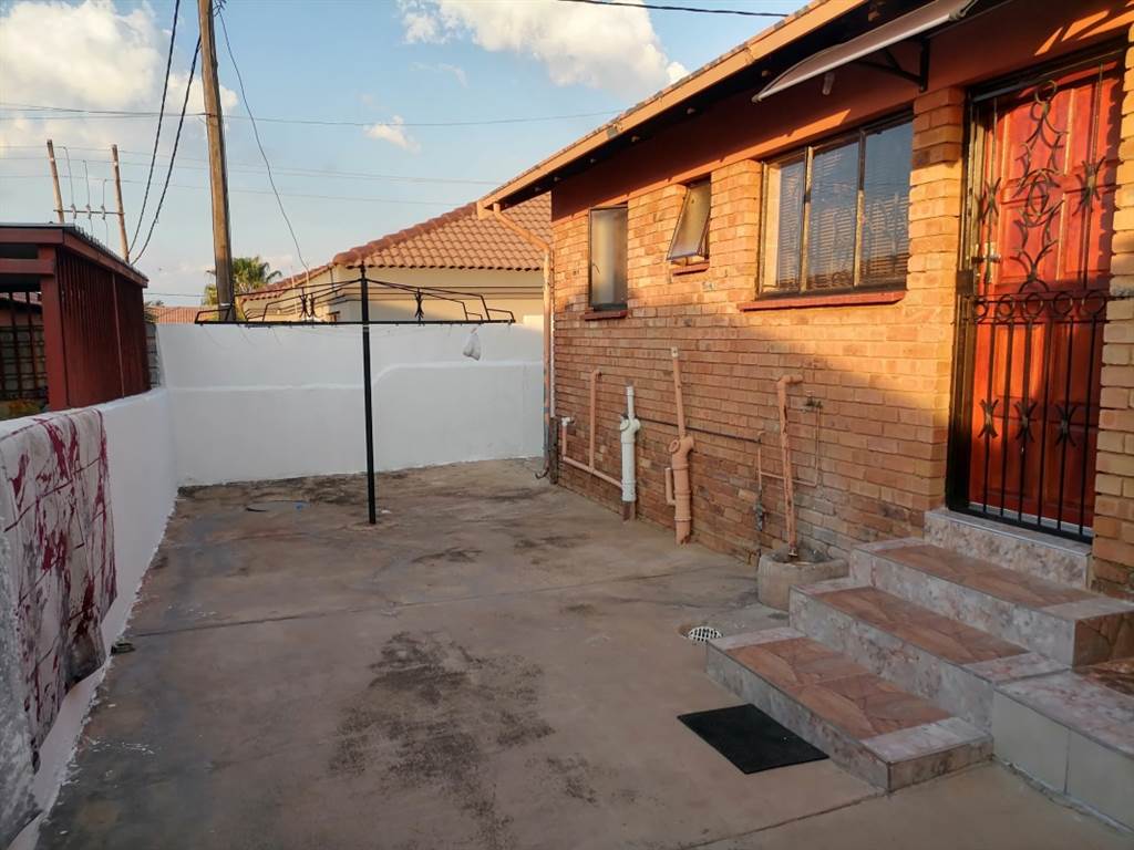 3 Bed House in Mabopane photo number 3