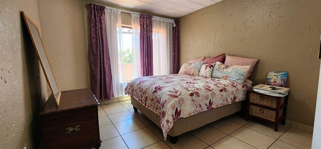 2 Bed Townhouse in Glenvista photo number 6