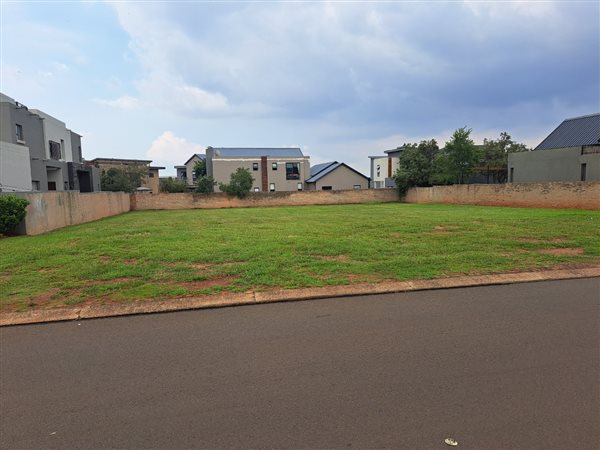 1 015 m² Land