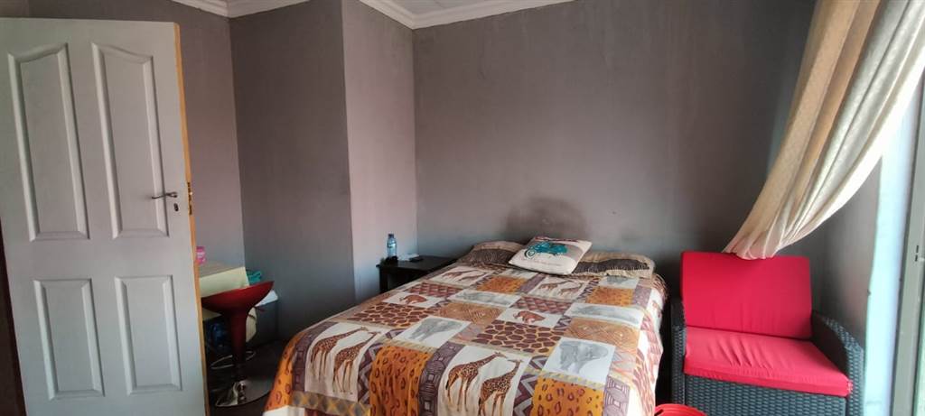4 Bed House in Lesedi Park photo number 15