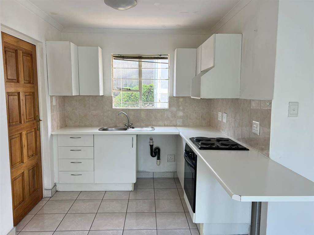 2 Bed Townhouse in Northcliff photo number 10
