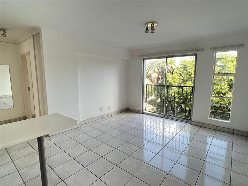 2 Bed Townhouse in Northcliff photo number 9