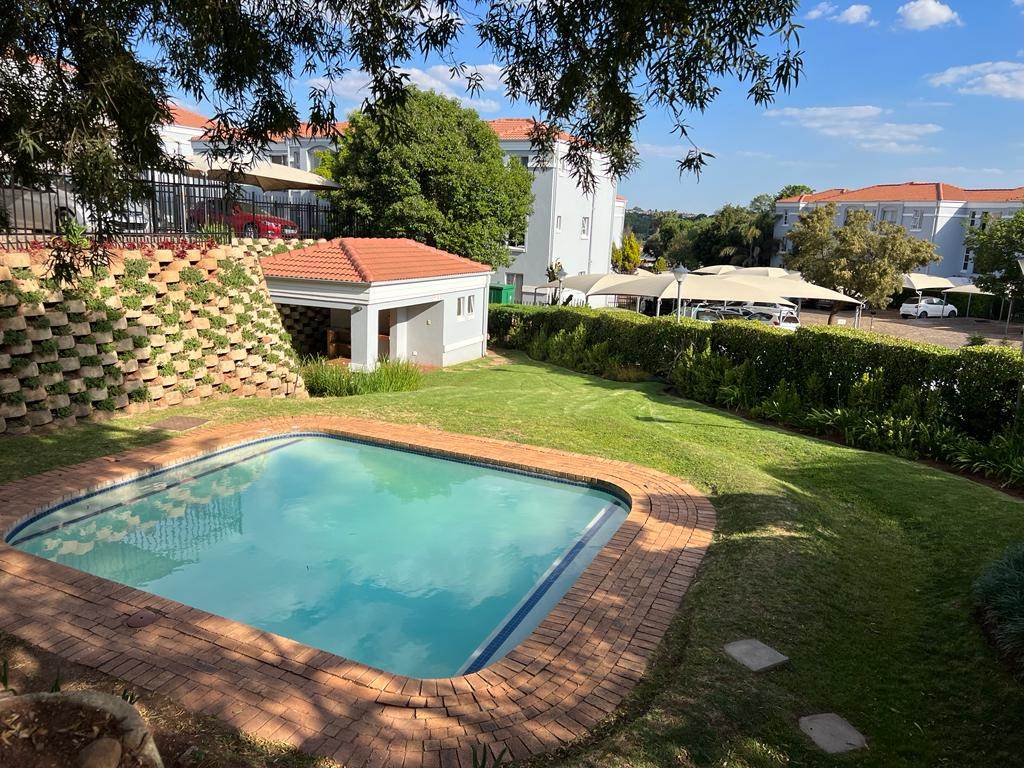 2 Bed Townhouse in Northcliff photo number 2