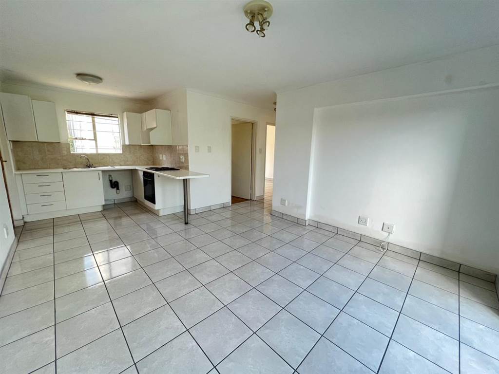 2 Bed Townhouse in Northcliff photo number 8