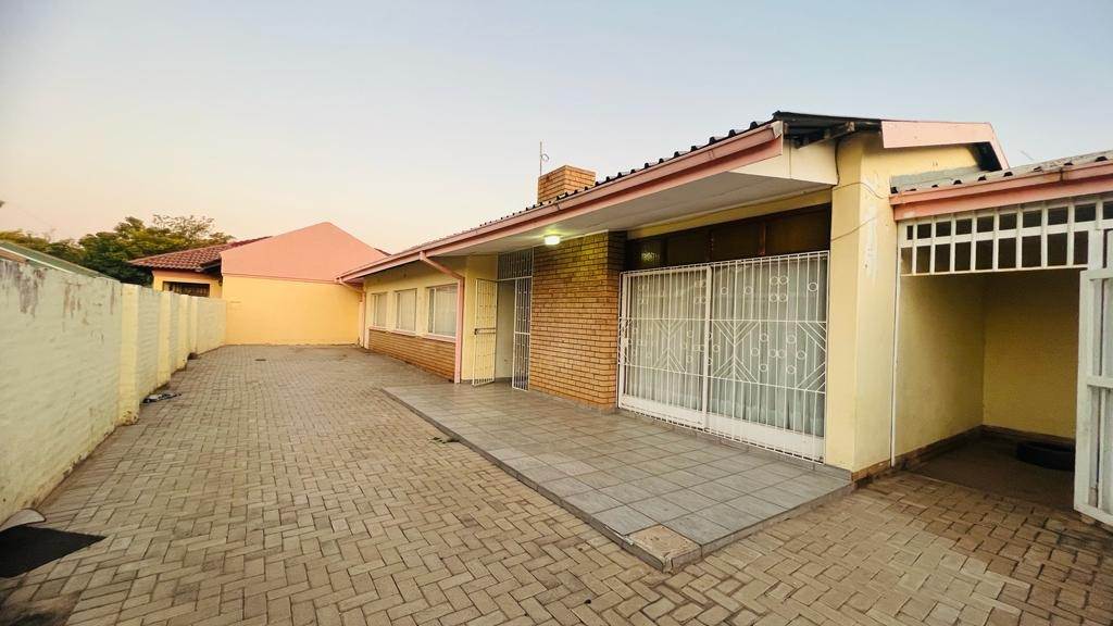 3 Bed Townhouse in Mokopane photo number 2