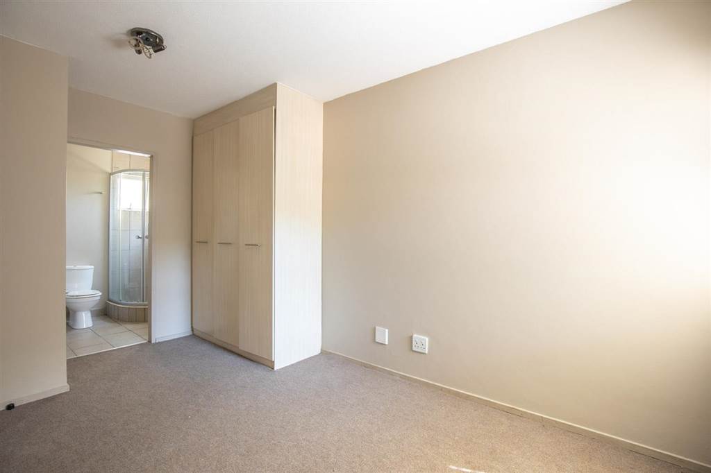 2 Bed Apartment in Murrayfield photo number 7