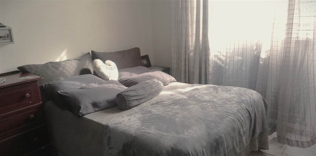 2 Bed Flat in Krugersdorp Central photo number 8