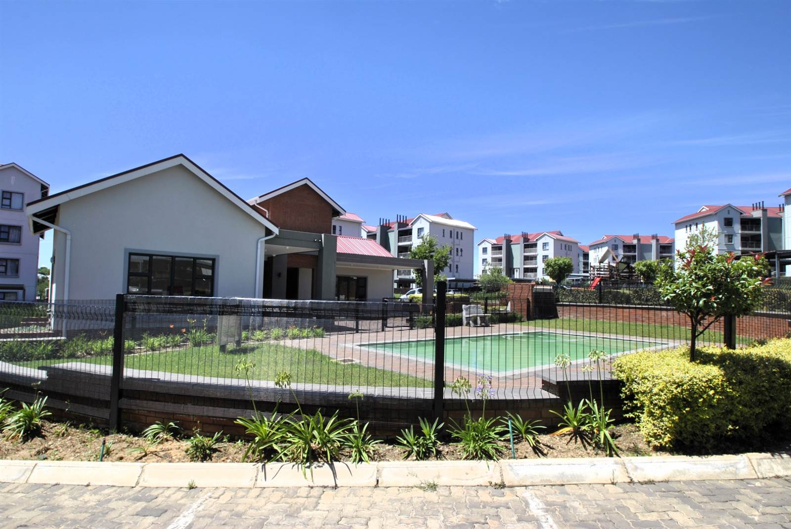2 Bed Townhouse in Modderfontein photo number 2