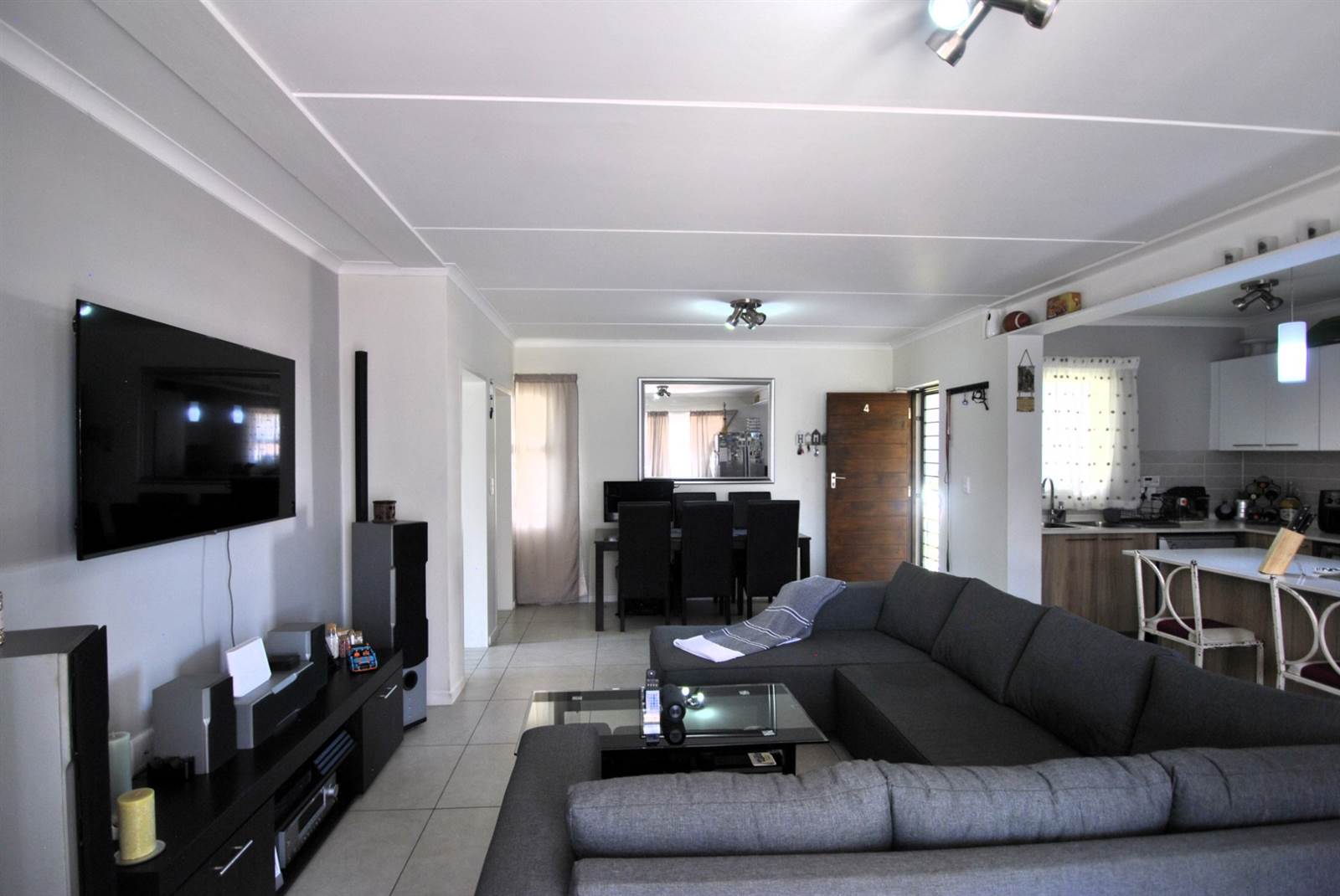 2 Bed Townhouse in Modderfontein photo number 4