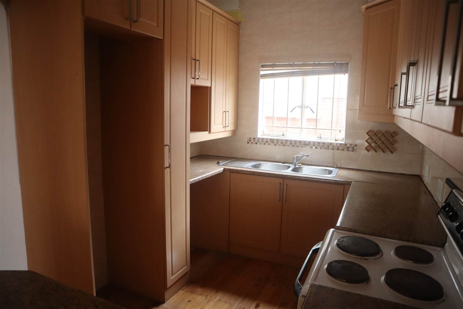 1 Bed Flat in Essenwood photo number 12