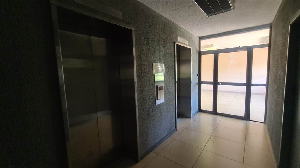 394  m² Commercial space in Pretoria Central photo number 2