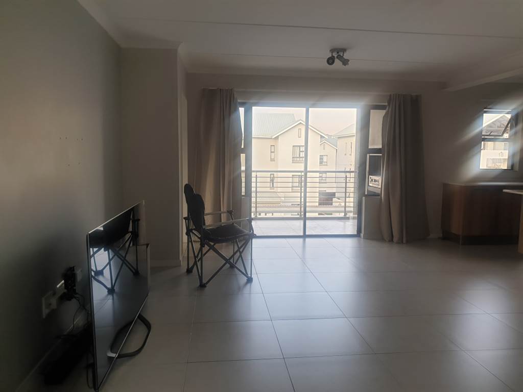 2 Bed Apartment in Modderfontein photo number 5
