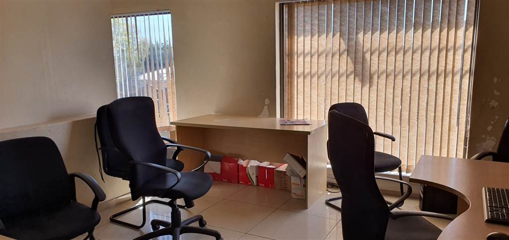633  m² Office Space in Rustenburg Central photo number 13