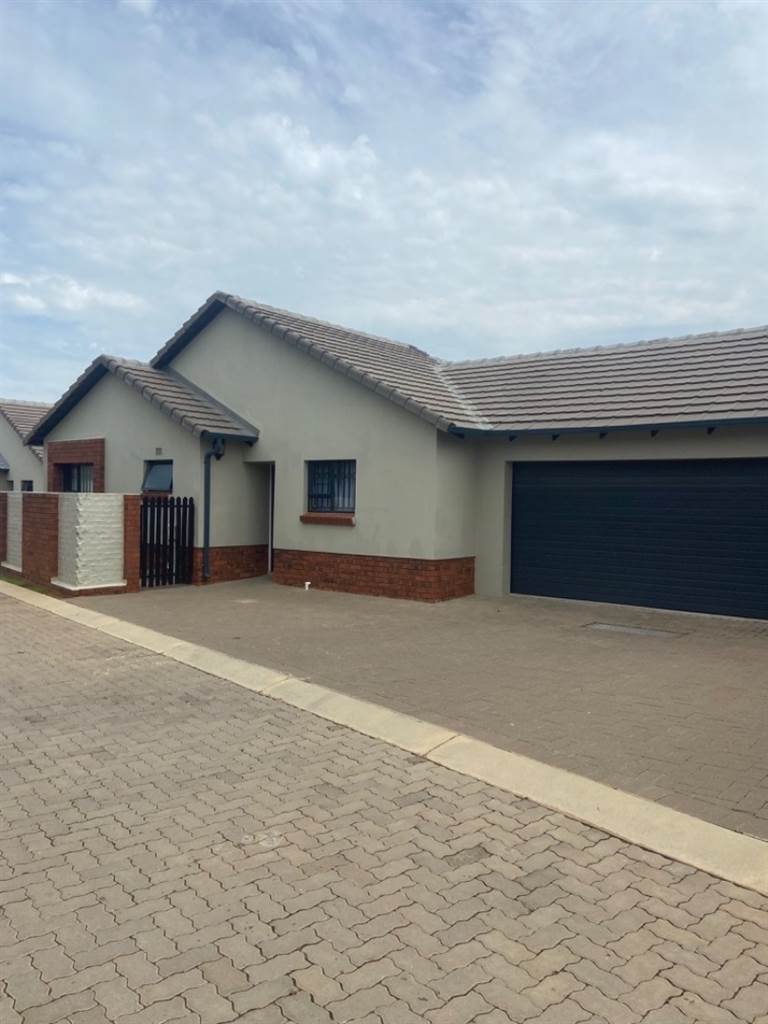 3 Bed Townhouse in Rooihuiskraal photo number 1