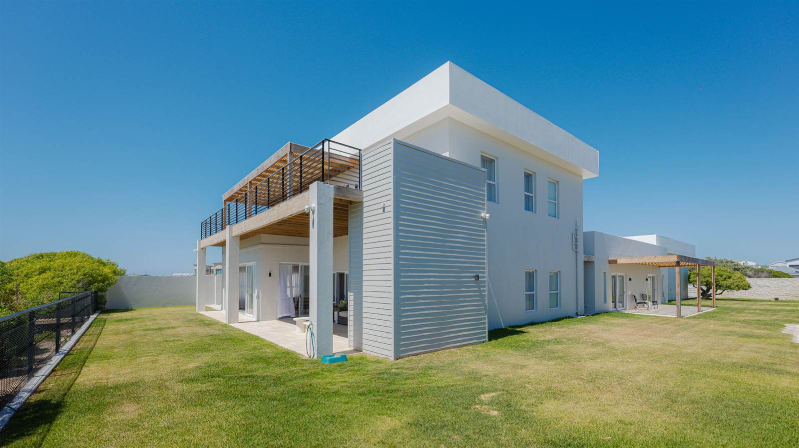 6 Bed House in Struisbaai photo number 16