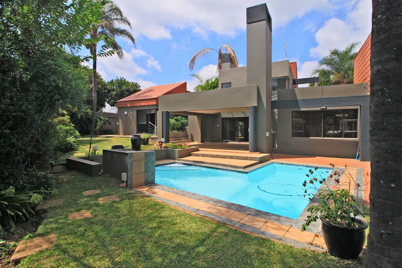 4 Bed House in Fourways Gardens photo number 4