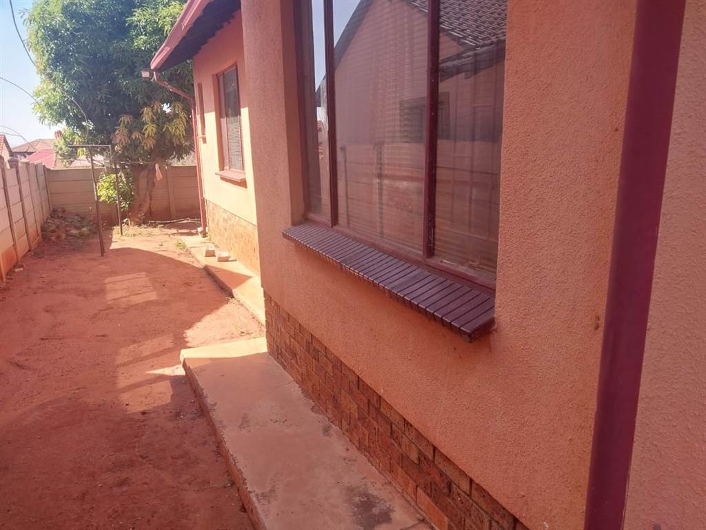 3 Bed House in Tlhabane photo number 12