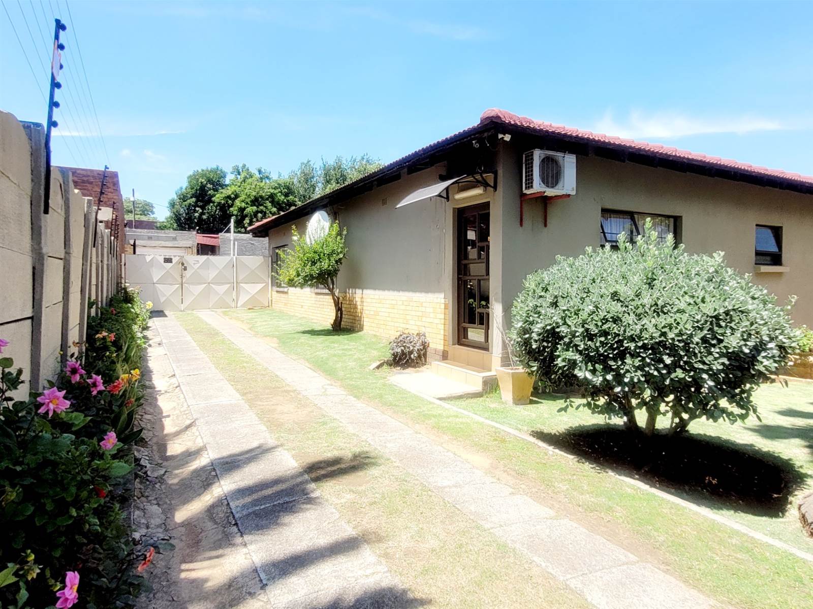3 Bed House in West Turffontein photo number 2