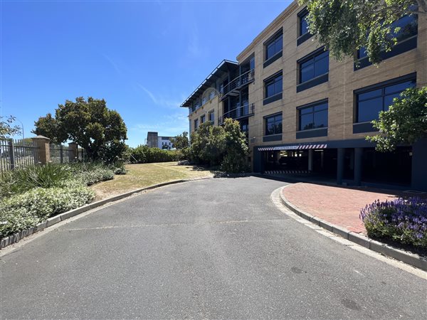428  m² Commercial space in Plattekloof