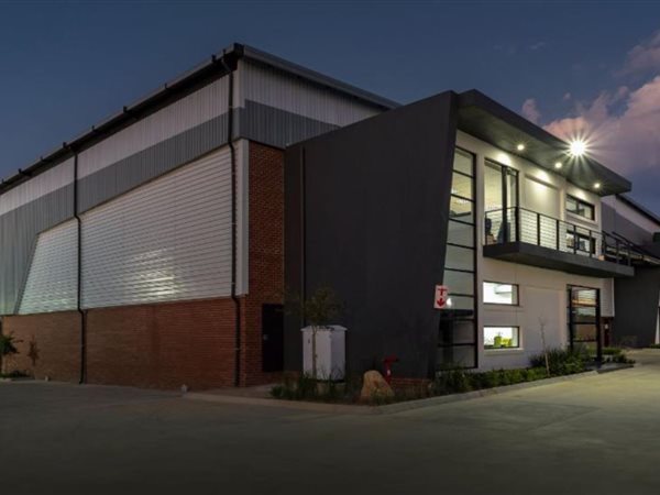 700  m² Industrial space in Louwlardia