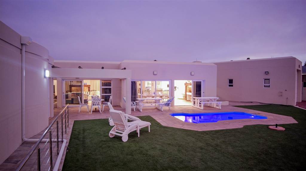 6 Bed House in Myburgh Park photo number 4