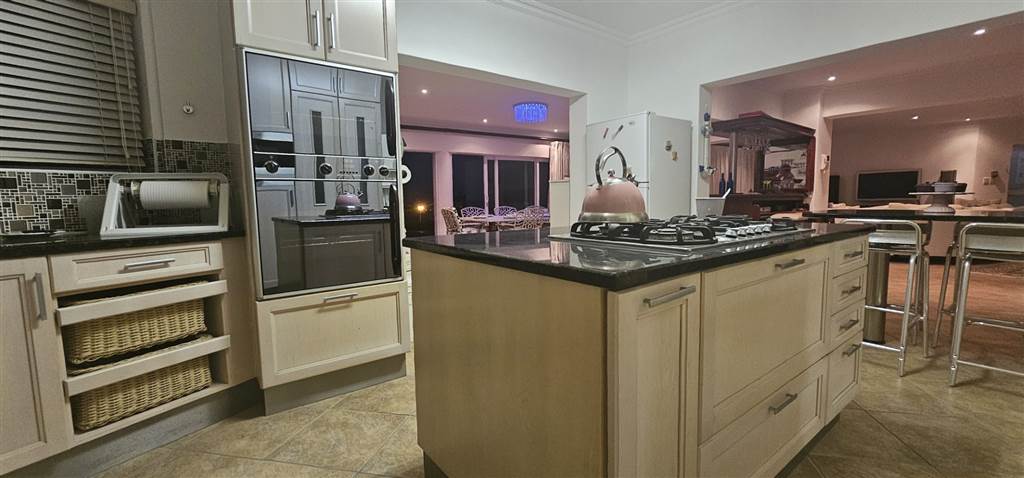 6 Bed House in Myburgh Park photo number 11