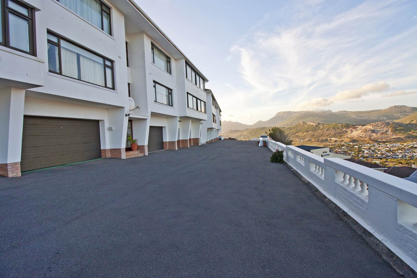 3 Bed Apartment in Fish Hoek photo number 2