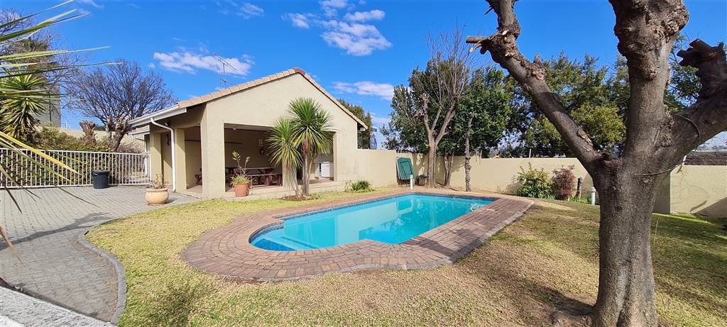 2 Bed Townhouse in Marais Steyn Park photo number 1