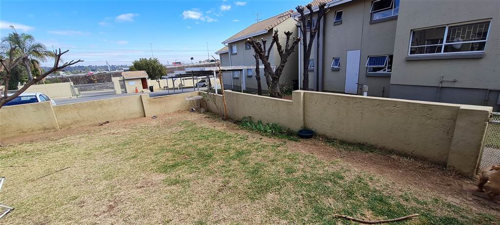2 Bed Townhouse in Marais Steyn Park photo number 15