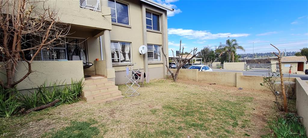 2 Bed Townhouse in Marais Steyn Park photo number 16