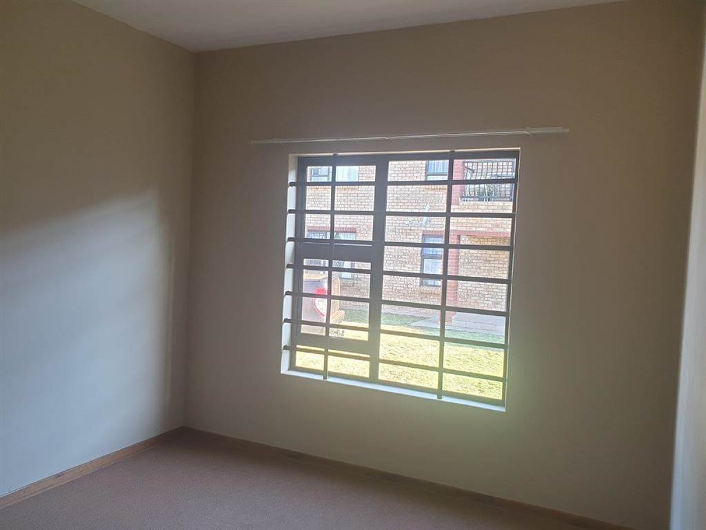 2 Bed Flat in Flamwood photo number 13