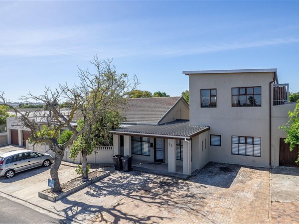 11 Bed House in Protea Heights