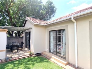3 Bed Townhouse in Vanderbijlpark SE2