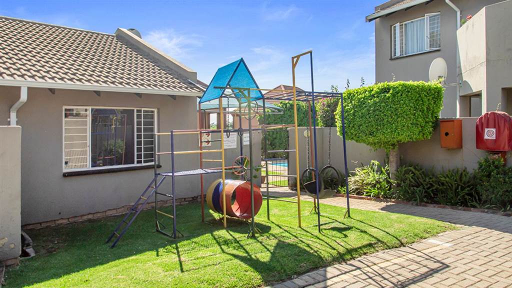 3 Bed Townhouse in Sundowner photo number 16