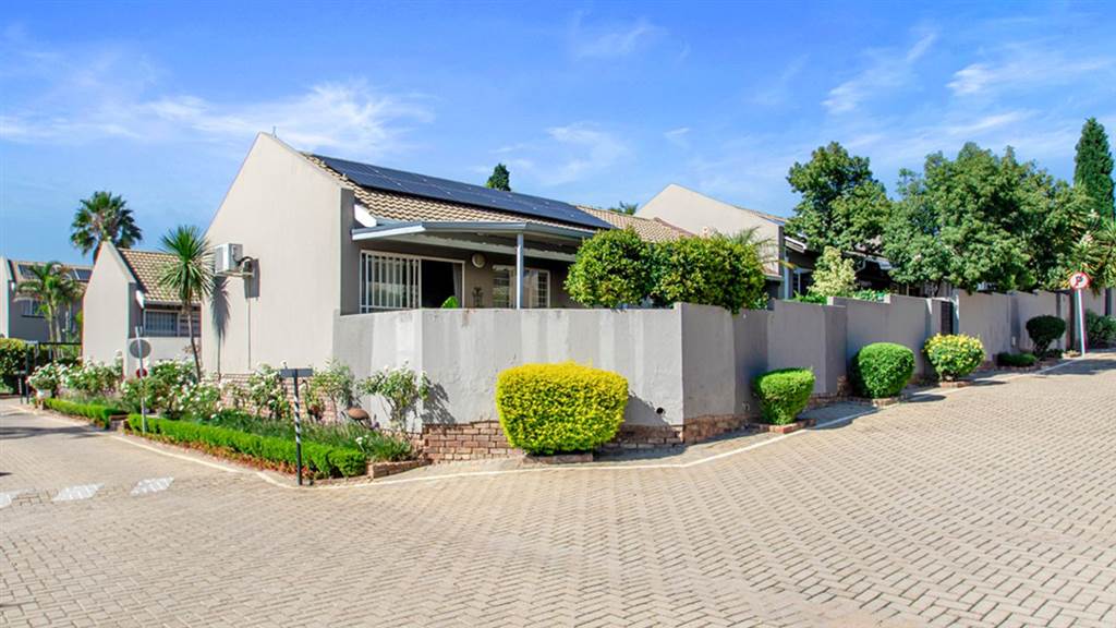 3 Bed Townhouse in Sundowner photo number 1