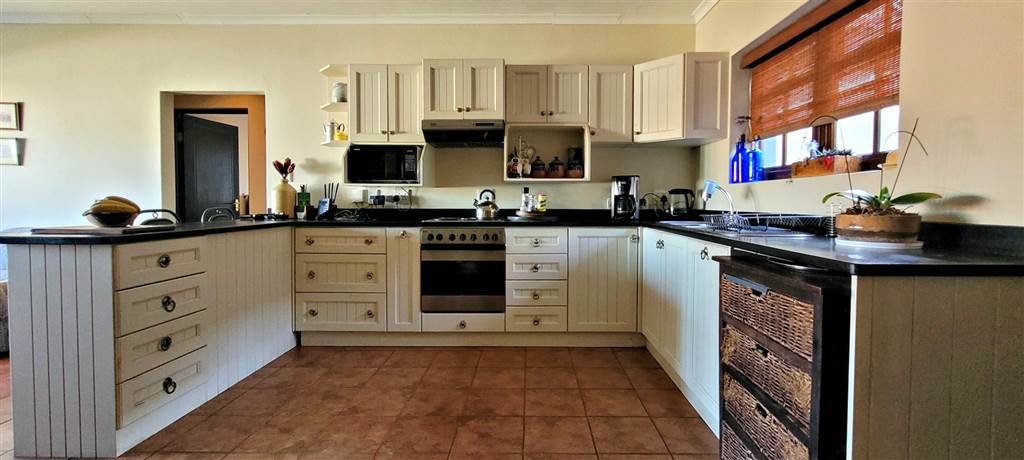 2 Bed House in Swellendam photo number 5