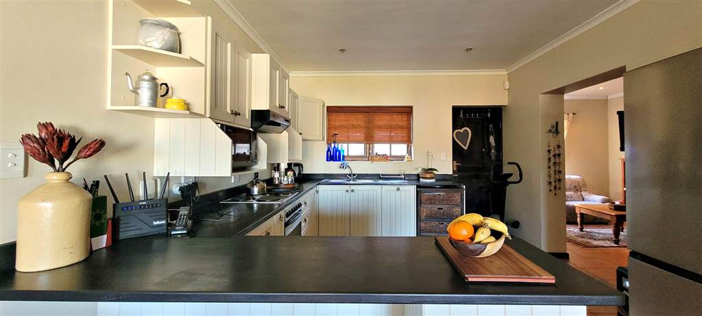 2 Bed House in Swellendam photo number 4
