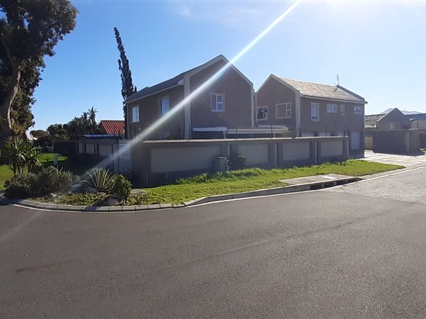 9 Bed House in Gordons Bay Central