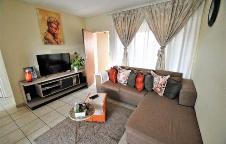 2 Bed Townhouse in Meredale photo number 5
