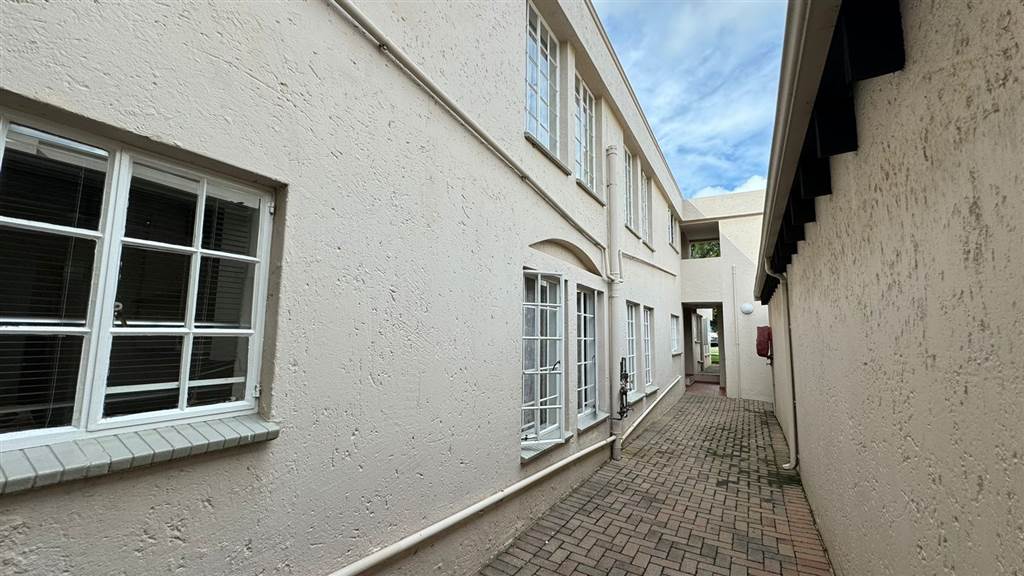 2 Bed Townhouse in Bedfordview photo number 24