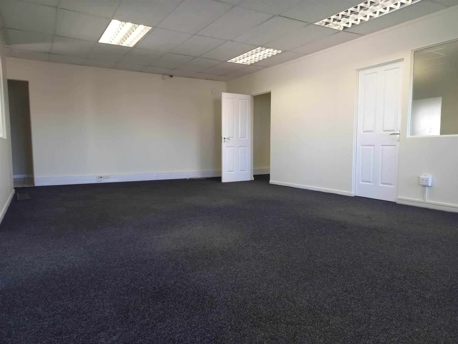 99  m² Commercial space in Somerset West Central photo number 2