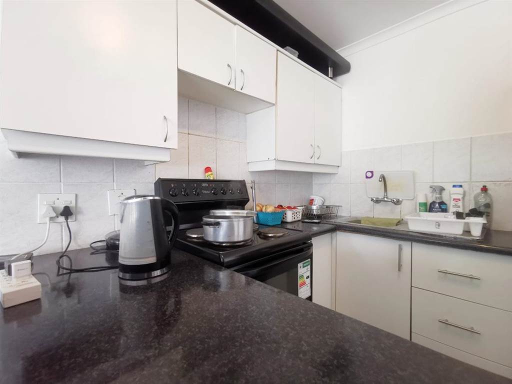 2 Bed Apartment in Pinelands photo number 8