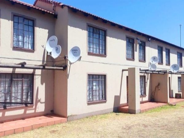 2 Bed Apartment in Roodepoort West