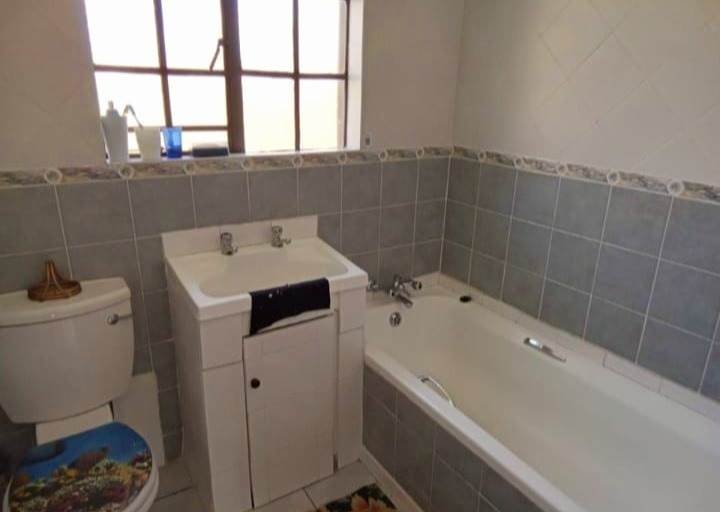 2 Bed Apartment in Roodepoort West photo number 9