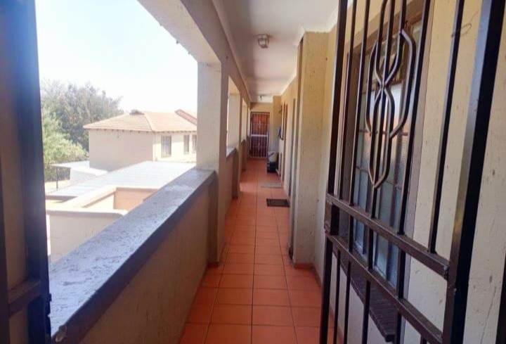 2 Bed Apartment in Roodepoort West photo number 6