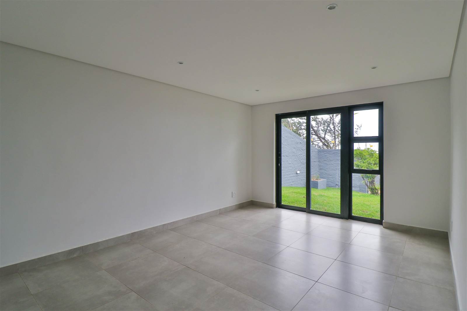 3 Bed Apartment in Athlone Park photo number 20