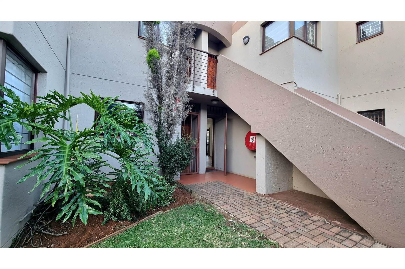 2 Bed Townhouse in Glenvista photo number 3