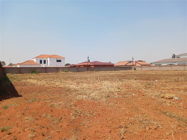 1 011 m² Land