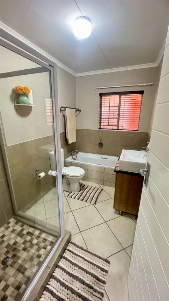 3 Bed Townhouse in Mooikloof Ridge photo number 9