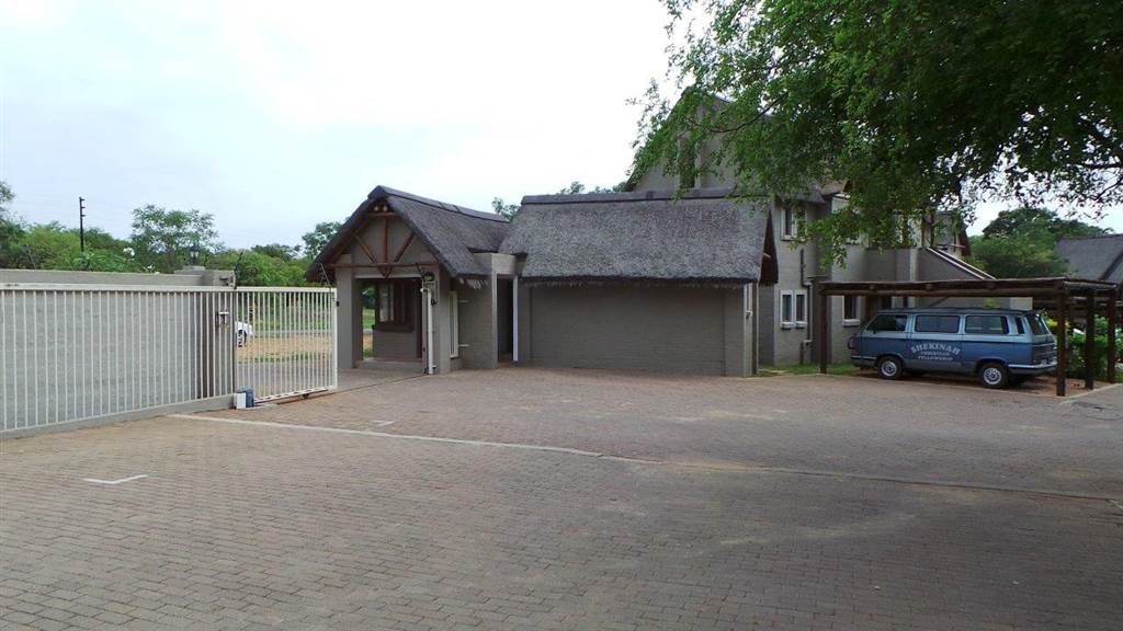 2 Bed Apartment in Hoedspruit photo number 3